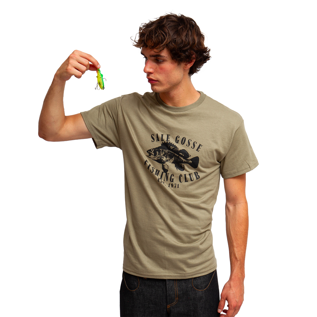 t-shirt Sale Gosse Fishing Club en coton bio, sérigraphié en France, au style pêche vintage, workwear et durable.