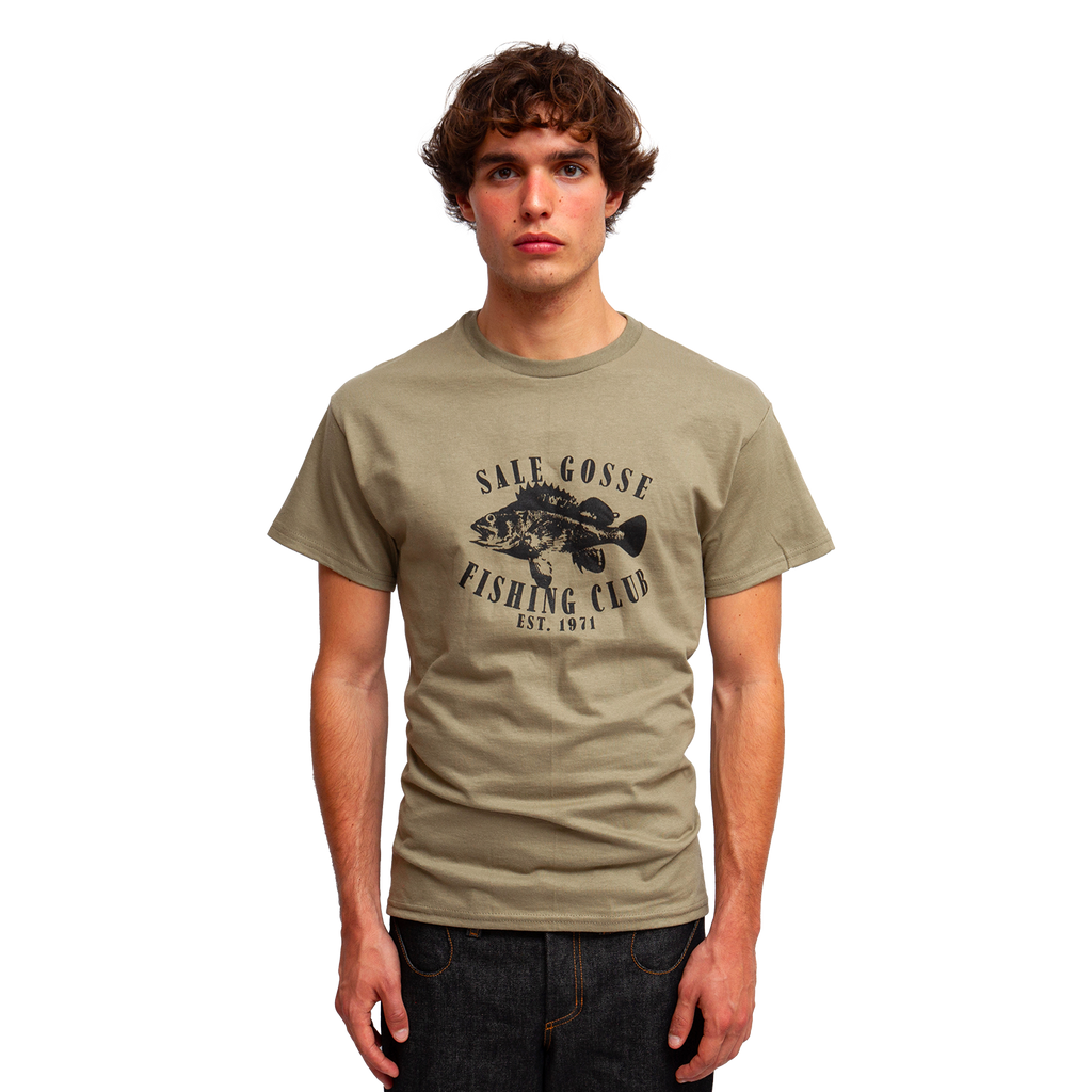 t-shirt Sale Gosse Fishing Club en coton bio, sérigraphié en France, au style pêche vintage, workwear et durable.