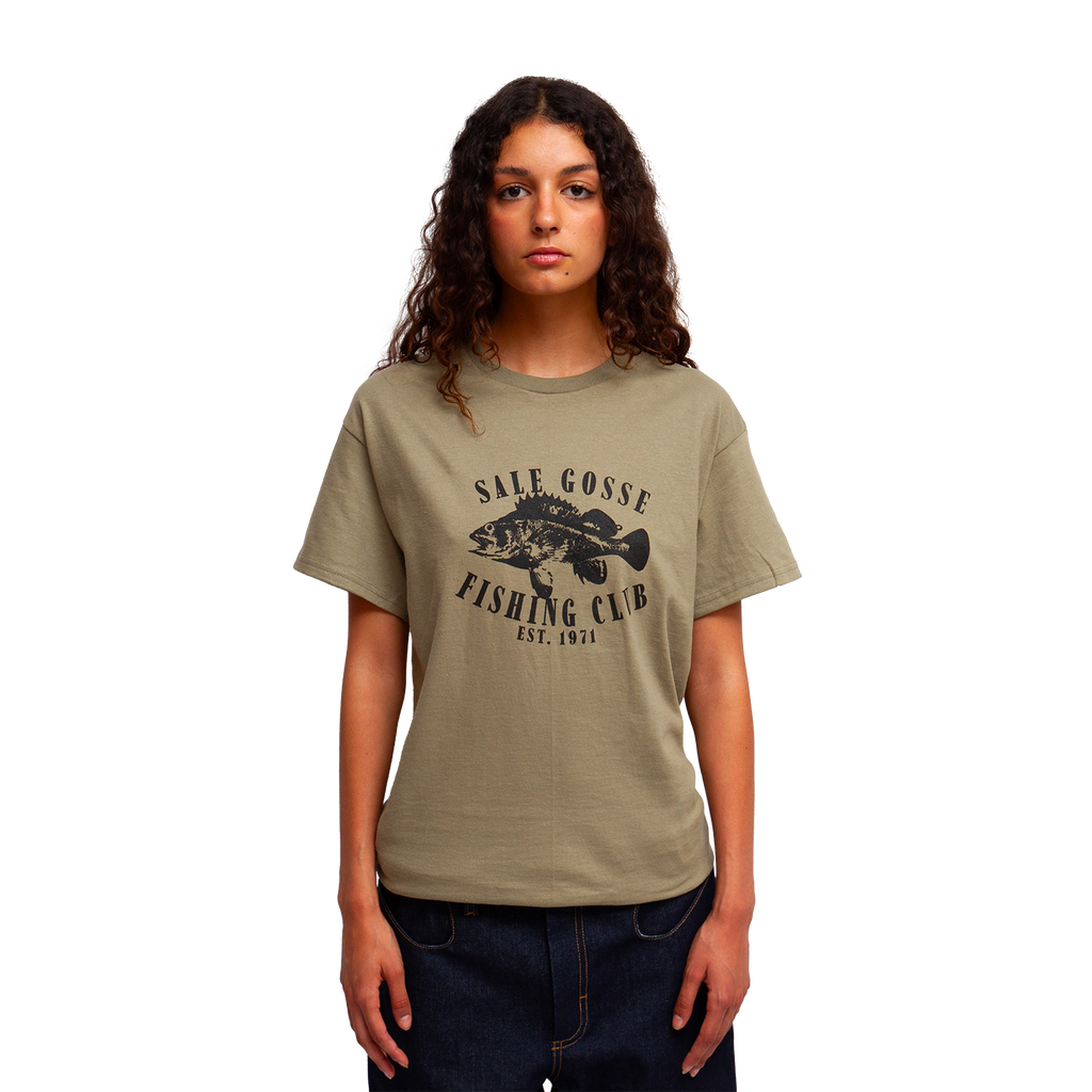 t-shirt Sale Gosse Fishing Club en coton bio, sérigraphié en France, au style pêche vintage, workwear et durable.